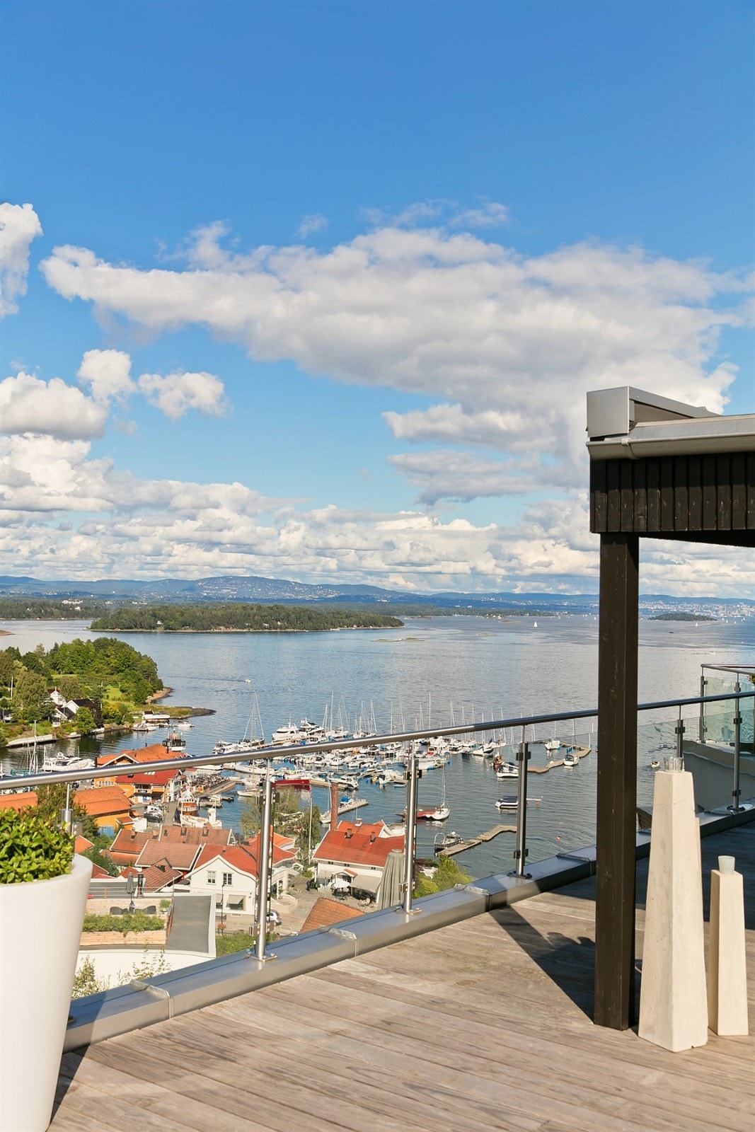 Fra boligens takterasse er det fantastisk utsikt Galleribilde