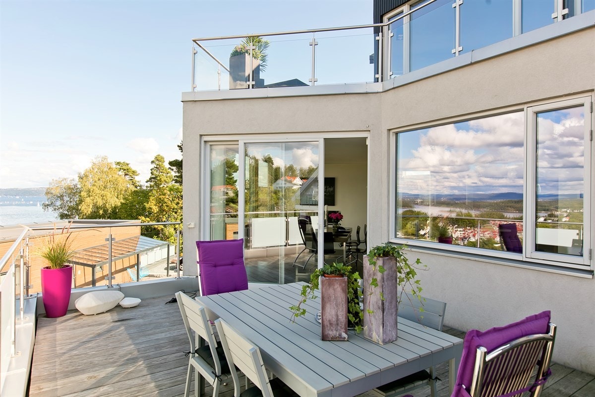 På terrassen utenfor kjøkkenet er det rikelig med plass til spisebord, grill, solstoler e.l. Galleribilde