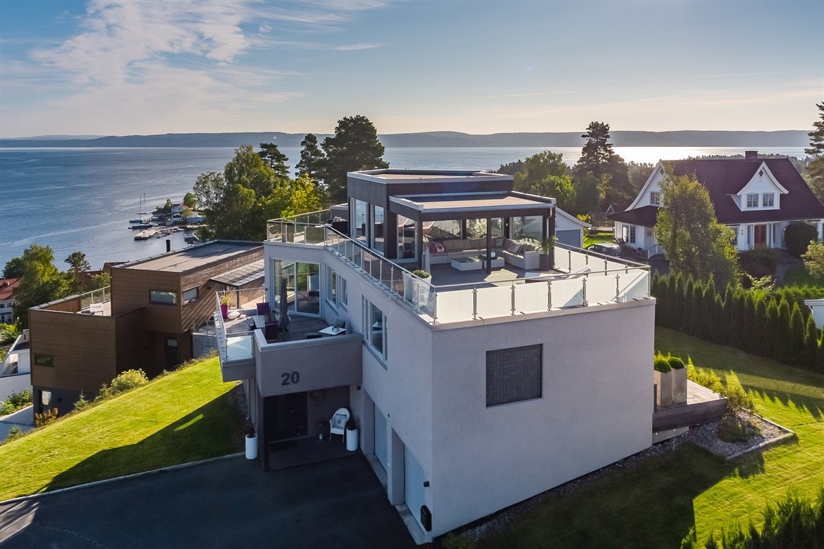 Boligen har dobbelgarasje med innvendig adkomst til boligen. I bakkant av garasjen er det et teknisk rom og en bod Galleribilde