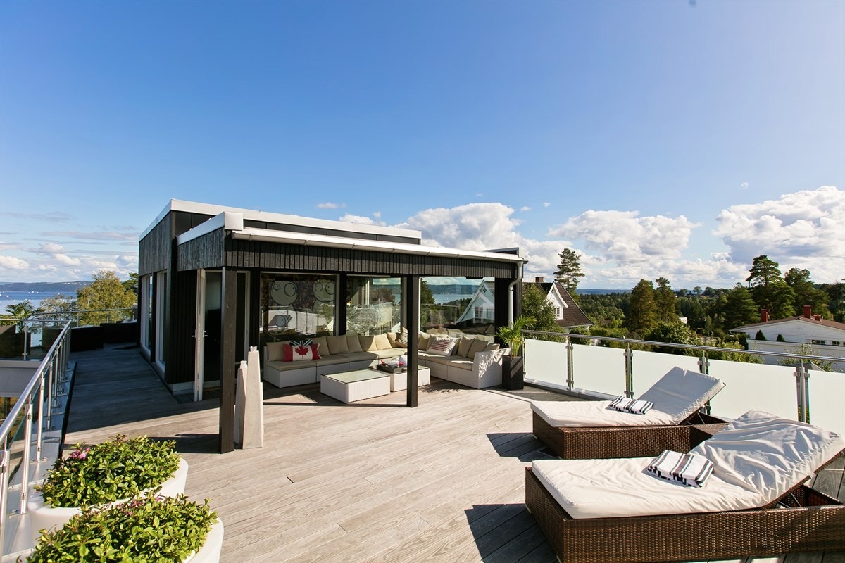 Eiendommen har meget gode solforhold, fra tidlig morgen til sent på kveld. Flott takterrasse på ca. 70 kvm Galleribilde