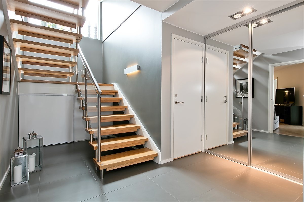 Fra gangen kommer man videre inn i den romslige hallen, der de store vindusflatene i trappen gir rikelig med lys Galleribilde