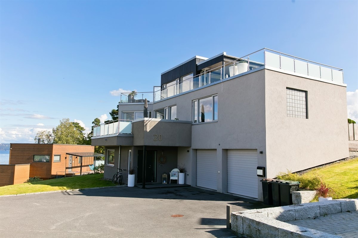 Dette er en særdeles innholdsrik enebolig med 330 kvm bruksaeral, fordelt på 3 plan Galleribilde