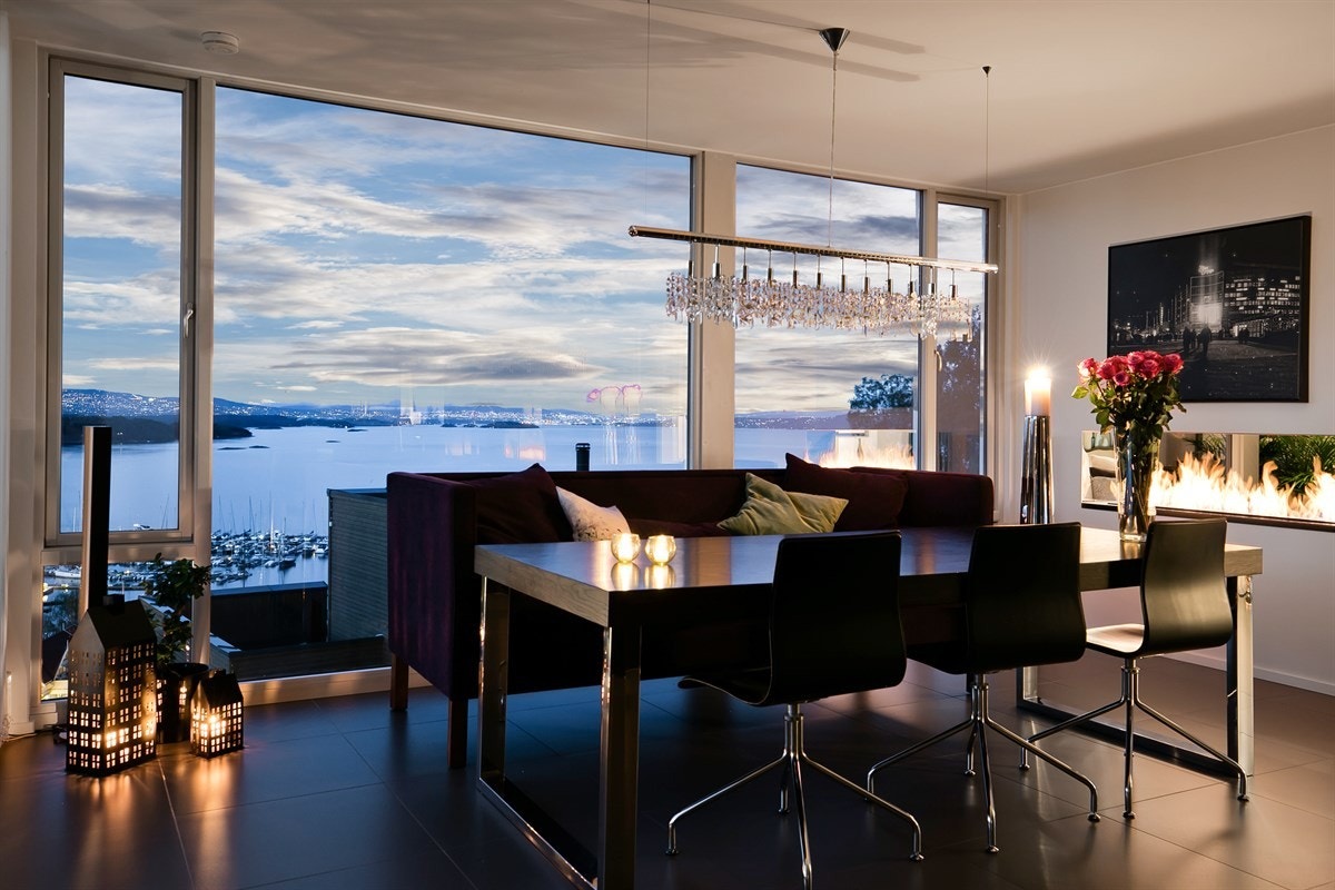 Det er fantastisk å sitte i spisestuen om kvelden og nyte utsiken og alle lysene innover mot Oslo Galleribilde