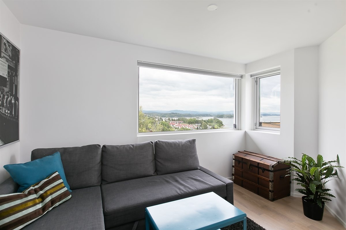 Boligen har 4 soverom i underetasjen, alle med store vindusflater og mye lys Galleribilde