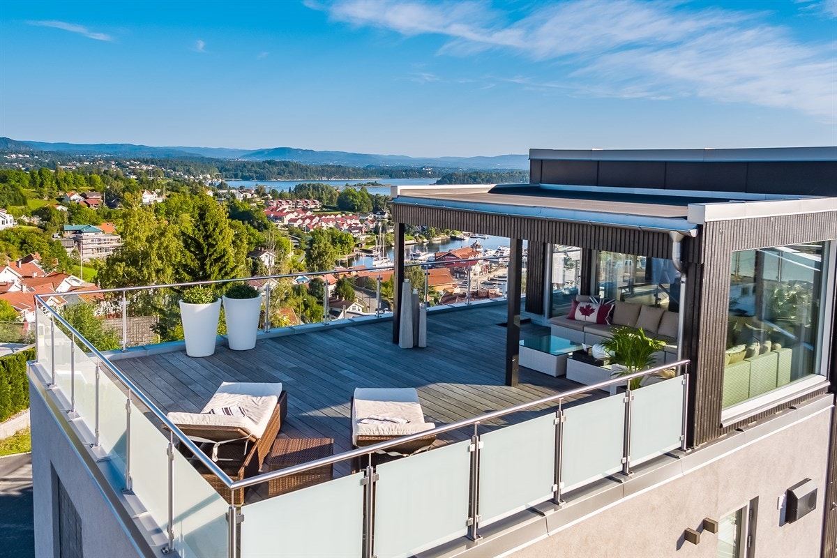 Stor og skjermet takterrasse med svært gode solforhold. God plass til sittegruppe og solsenger Galleribilde