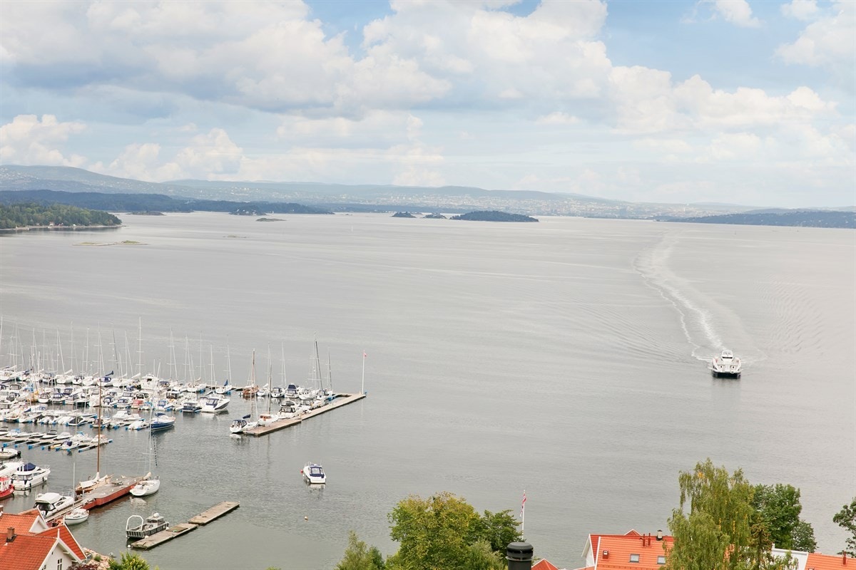 God offentlig kommunikasjon i Vollen, med bl.a. hurtigbåt til Aker Bygge (ca. 25min) samt buss og ekspressbuss Galleribilde