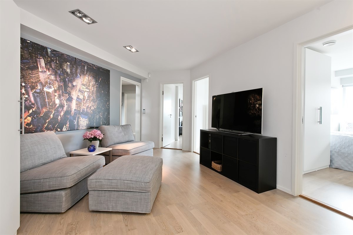 TV-stuen er et perfekt oppholdsrom for barna i familien. Skyvedør mot hallen gjør rommet adskilt fra hovedetasjen Galleribilde