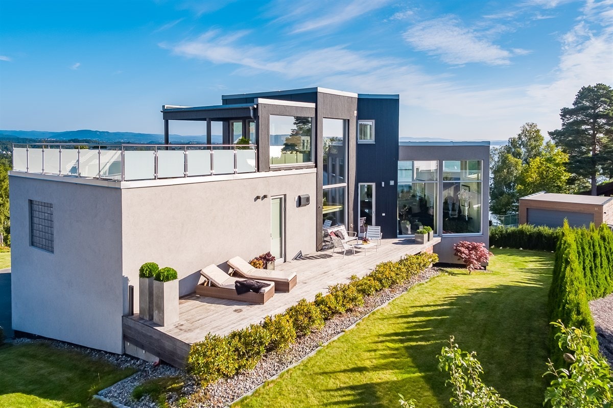 Fra kjøkken/spisestue og hovedsoverom er det utgang til flott, skjermet terrasse og hage på baksiden av boligen Galleribilde