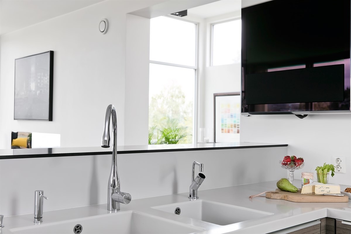 Helstøpt benkeplate i amfi-top med innstøpt servant. Blandebatteri med utrekkbart hode, watercooker og såpedispenser. Galleribilde