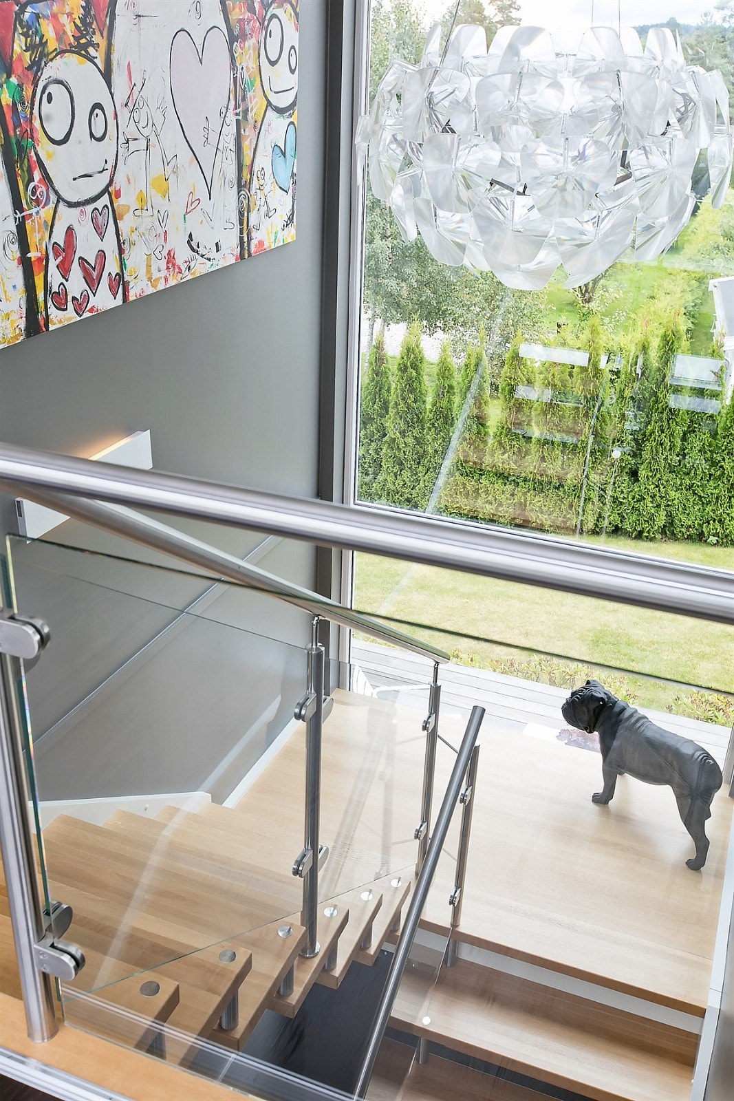 Lekker trappegang med store vindusflater som sikrer mye naturlig lys i boligen Galleribilde