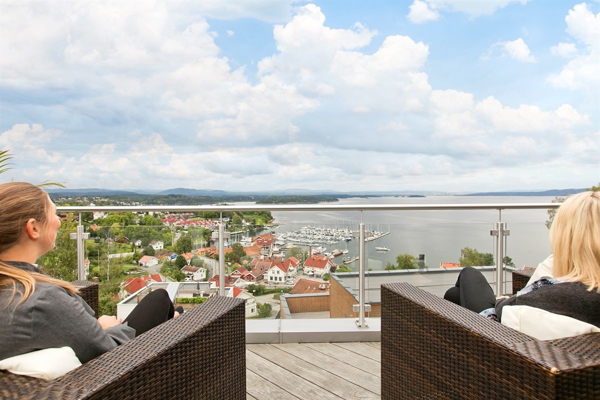 Fra takterrassen har man full oversikt over alt som skjer i Vollen og utover sjøen Galleribilde