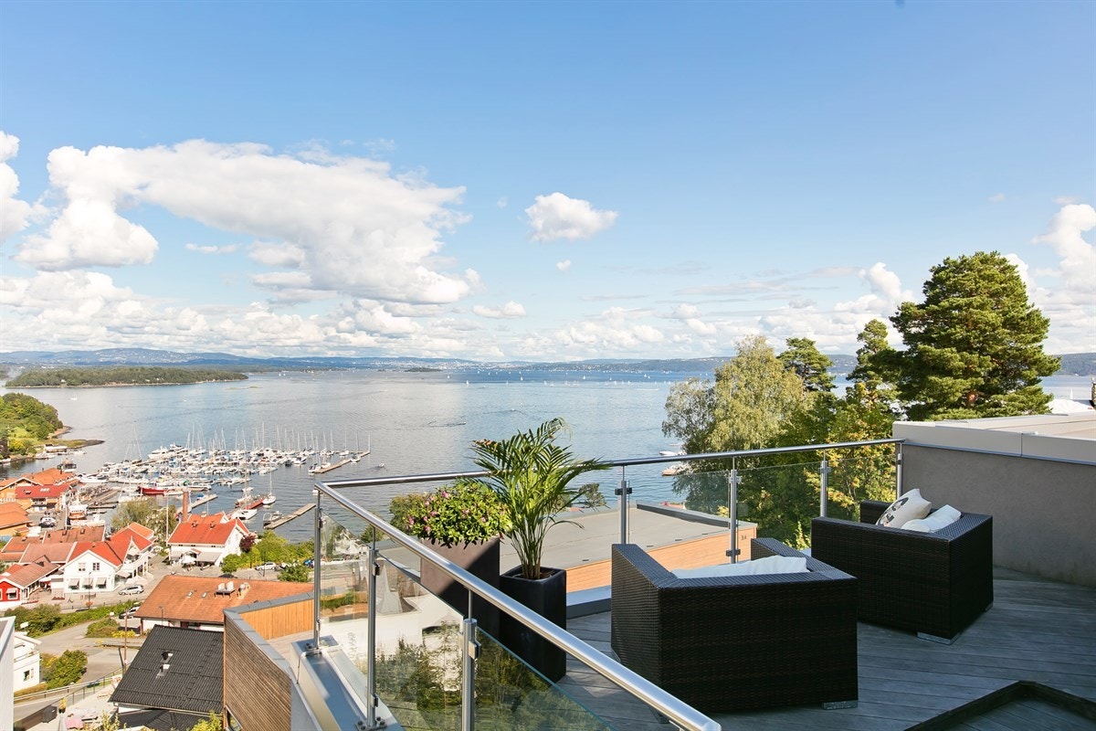 På takterrassens forside er det også plass til en sittegruppe Galleribilde