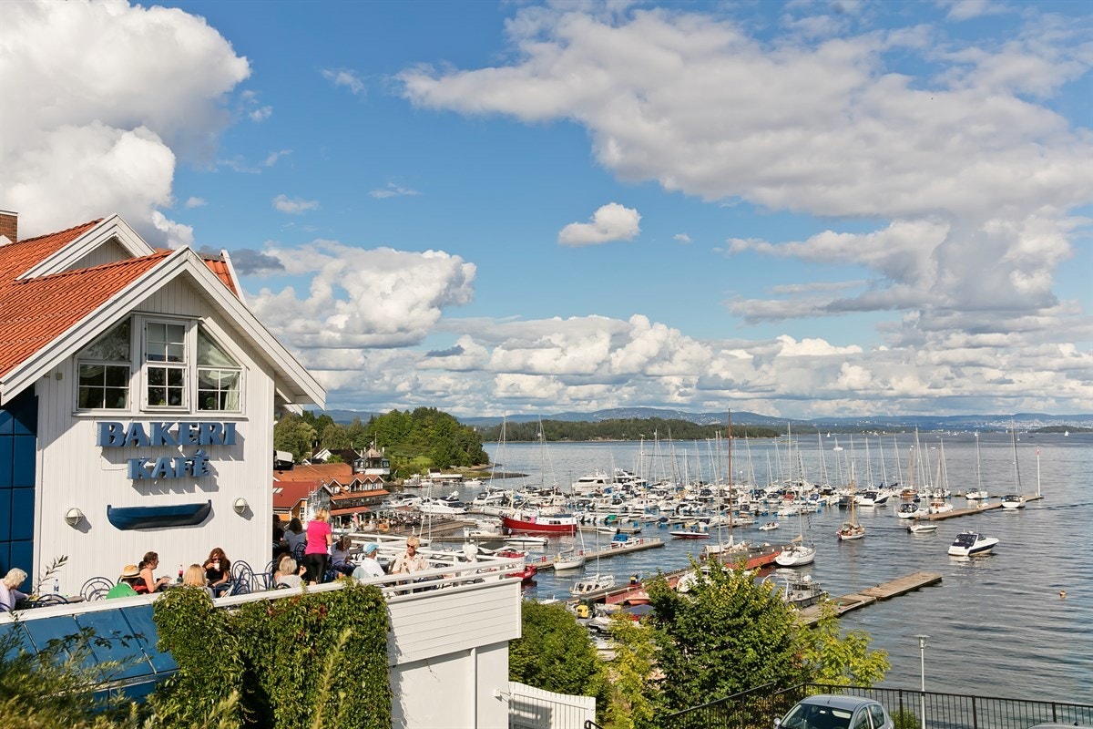 Gangavstand fra boligen til Vollen sentrum, som fremstår som en sørlandsperle, med badestrender, marina, bakeri og hyggelige spesialforretninger. Galleribilde