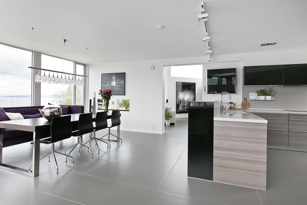 Boligen har gjennomgående høy standard og meget påskostet materialvalg. Balansert ventilasjon og vannbåren varme i alle oppholdsrom Galleribilde