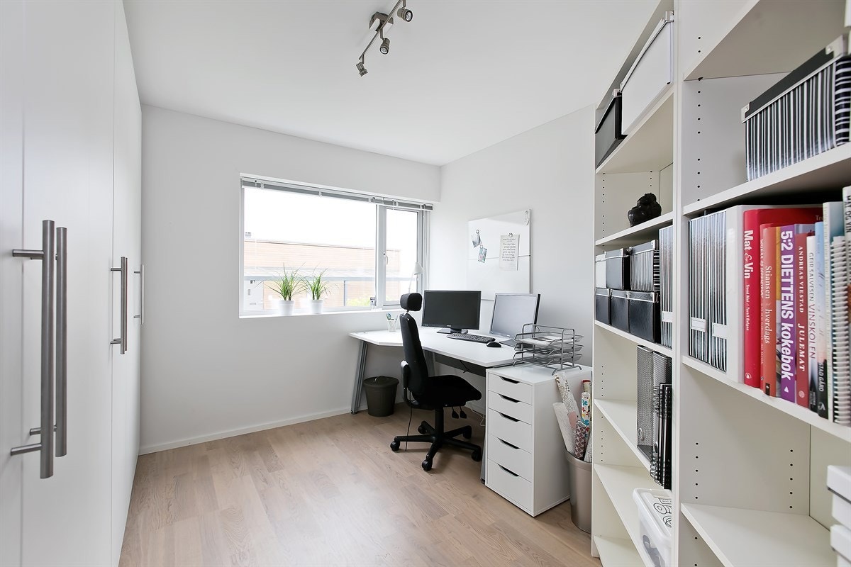 I to av soverommene er det garderobeskap som medfølger boligen ved salg Galleribilde