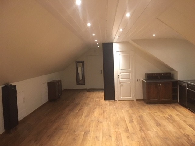 Mot inngang, venstre side integrerte skap i skråvegg Galleribilde