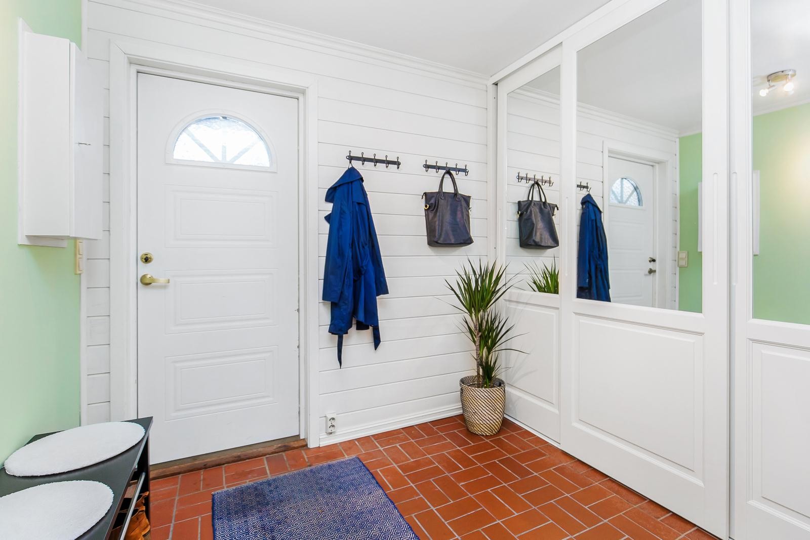 Romslig inngangsparti som gir et godt førsteinntrykk. Stor skyvedørsgarderobe som har rikelig med oppbevaringsplass Galleribilde