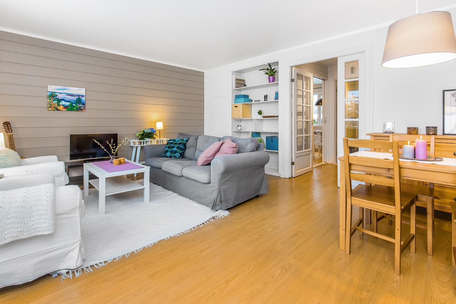 Lys og moderne stue med god utforming. Stuen har god plass til en stor TV-krok og en spisegruppe til familien Galleribilde