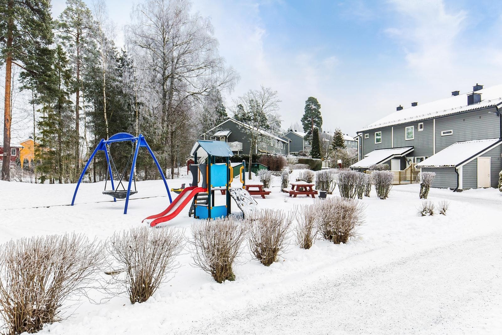 Flere lekeplasser i nærheten av boligen. i tillegg er marka i gangavstand fra feltet Galleribilde