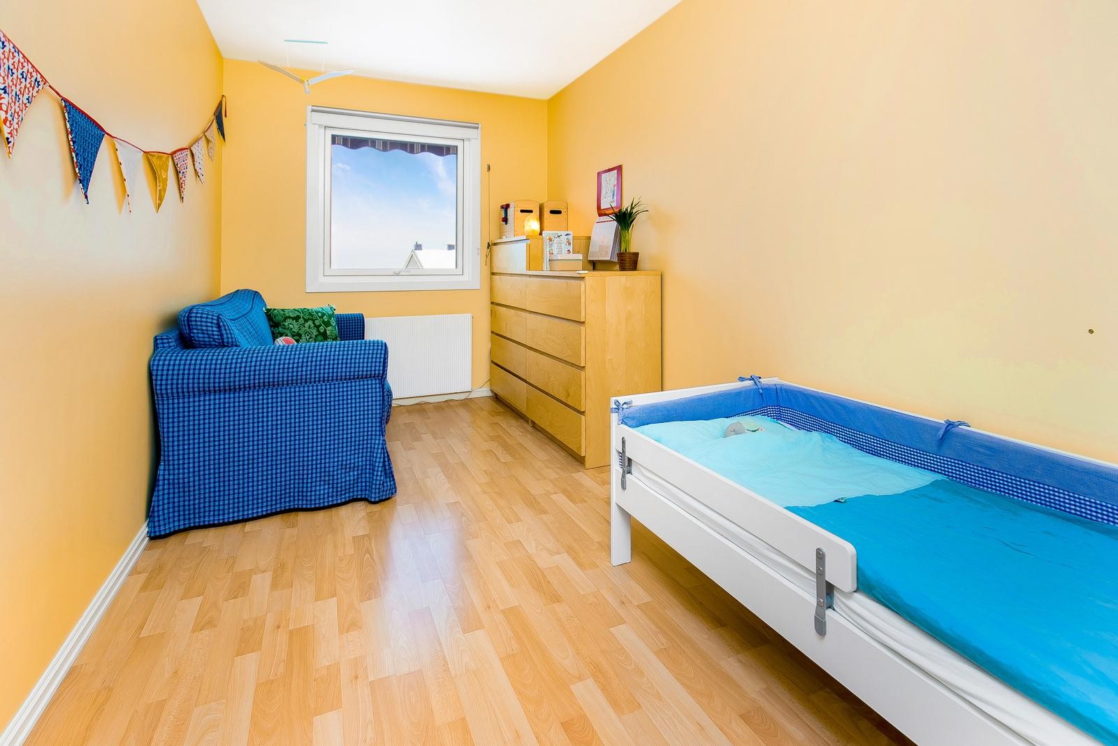 Soverom nr 2 er romslig og har utsikt over fjorden Galleribilde