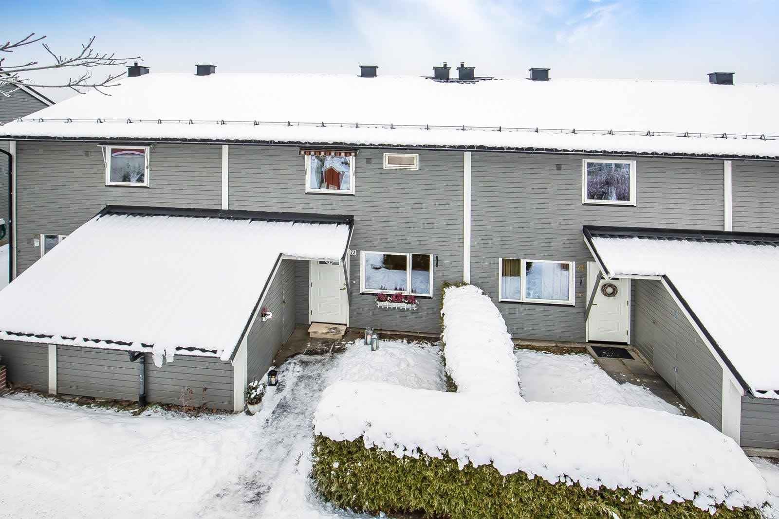 Inngangsparti med god plass til en sittegruppe. Her har man også tilgang til bod på ca 4kvm Galleribilde