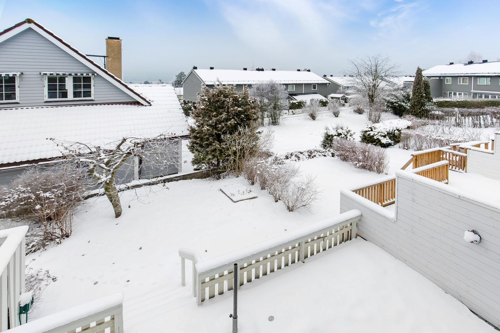 Markterrassen er på 20kvm. Uteområdet har gode solforhold og med egen hageflekk Galleribilde