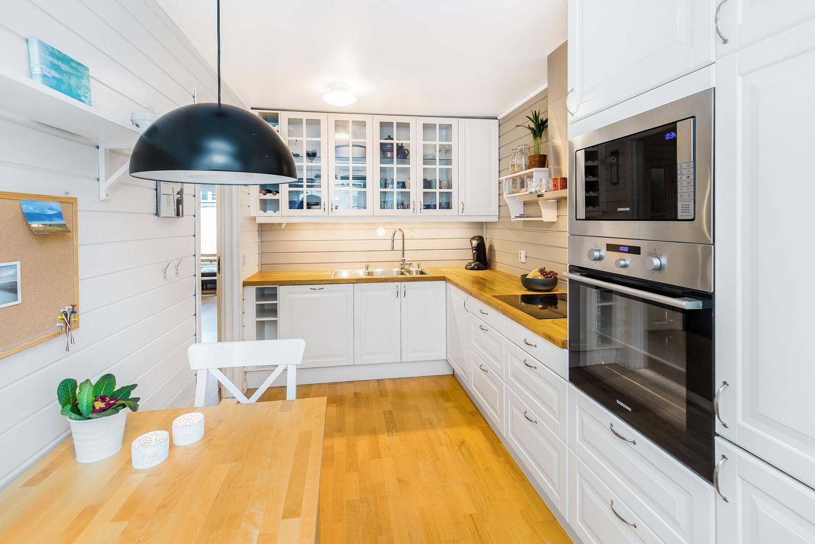 Romslig kjøkken som innehar rikelig med skap og benkeplass. Galleribilde