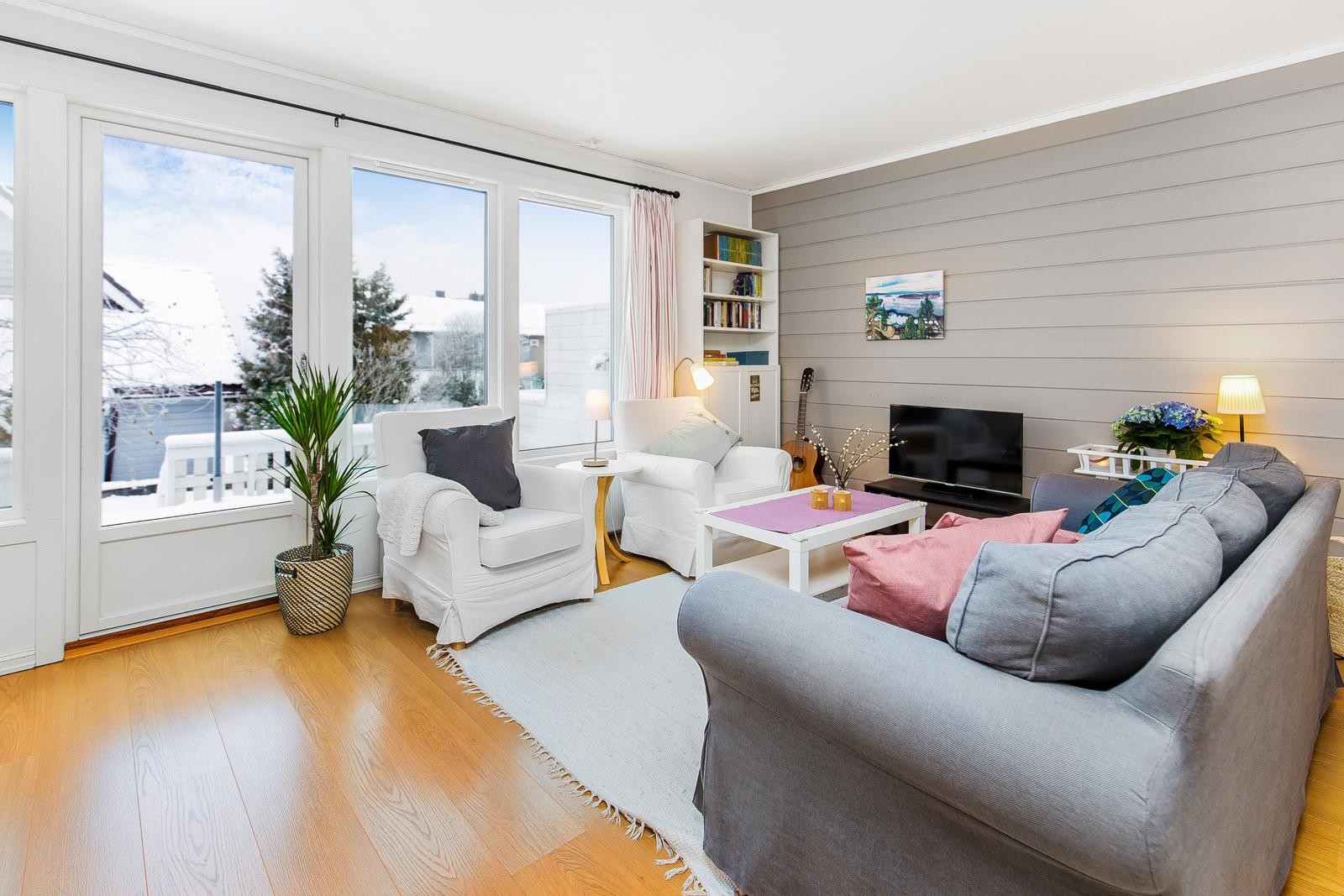 Fra stuen har man tilgang til terrassen/hagen med gode solforhold. Galleribilde