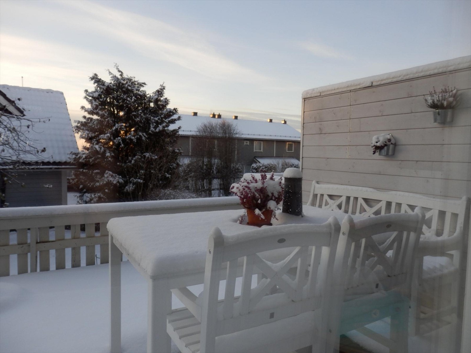 Usjenert og koselig terrasse med god plass til en større sittegruppe. Vestvendt og med gode solforhold. Galleribilde