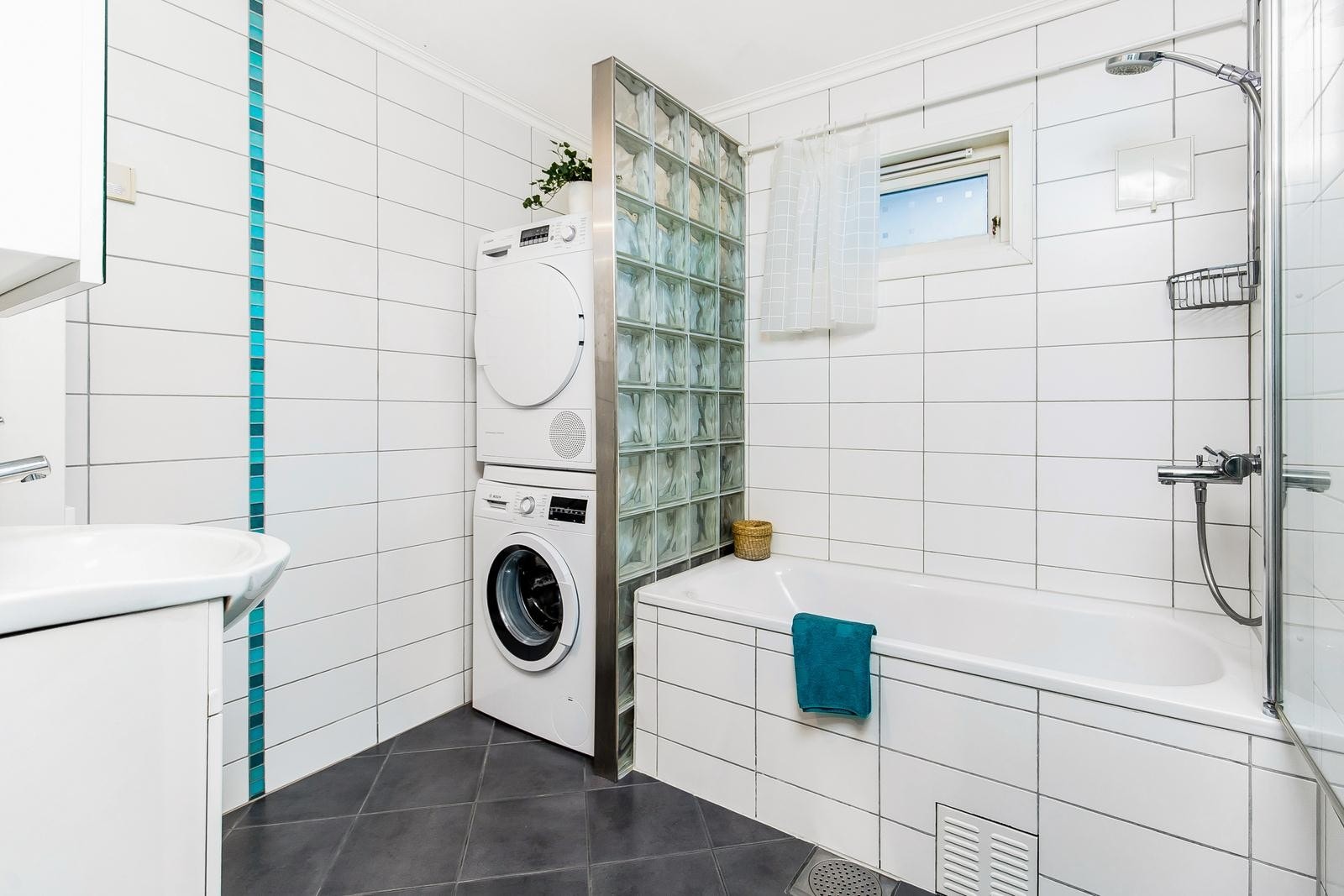 Romslig og moderne baderom fra 2008 i tidløse farger. Galleribilde