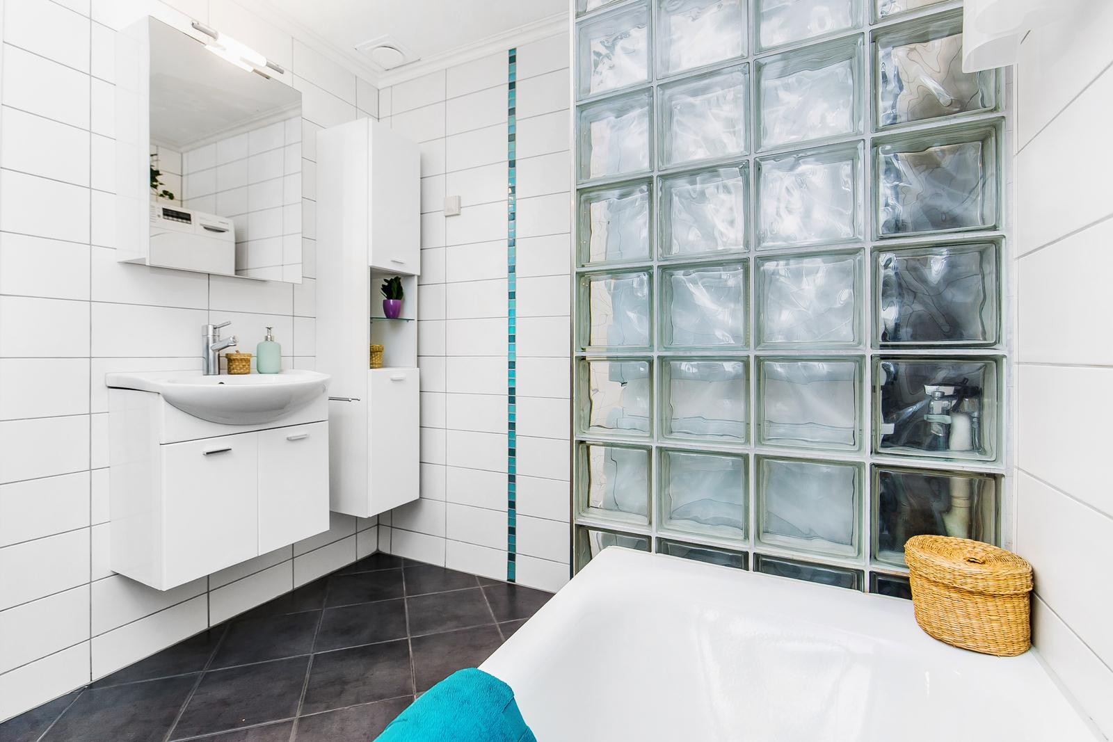 Opplegg for vaskemaskin/tørketrommel og med varmekabler i gulv Galleribilde