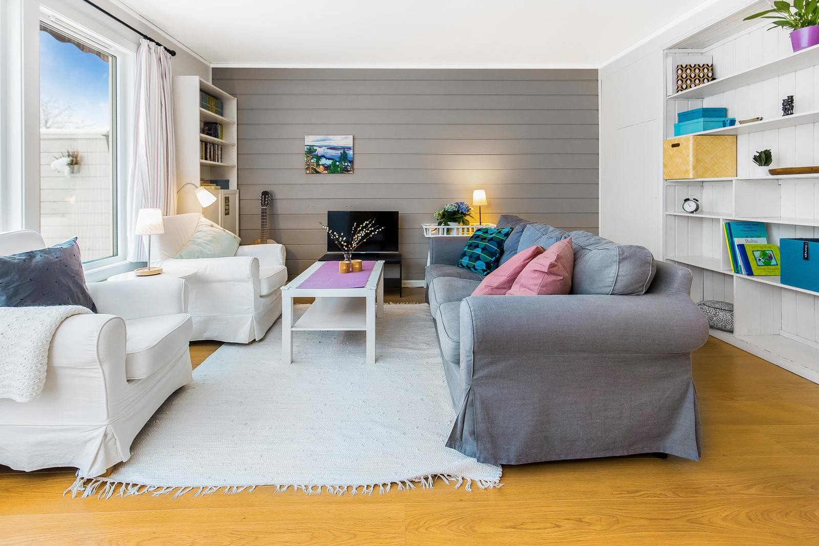 Stor TV-krok i lys og moderne farger Galleribilde