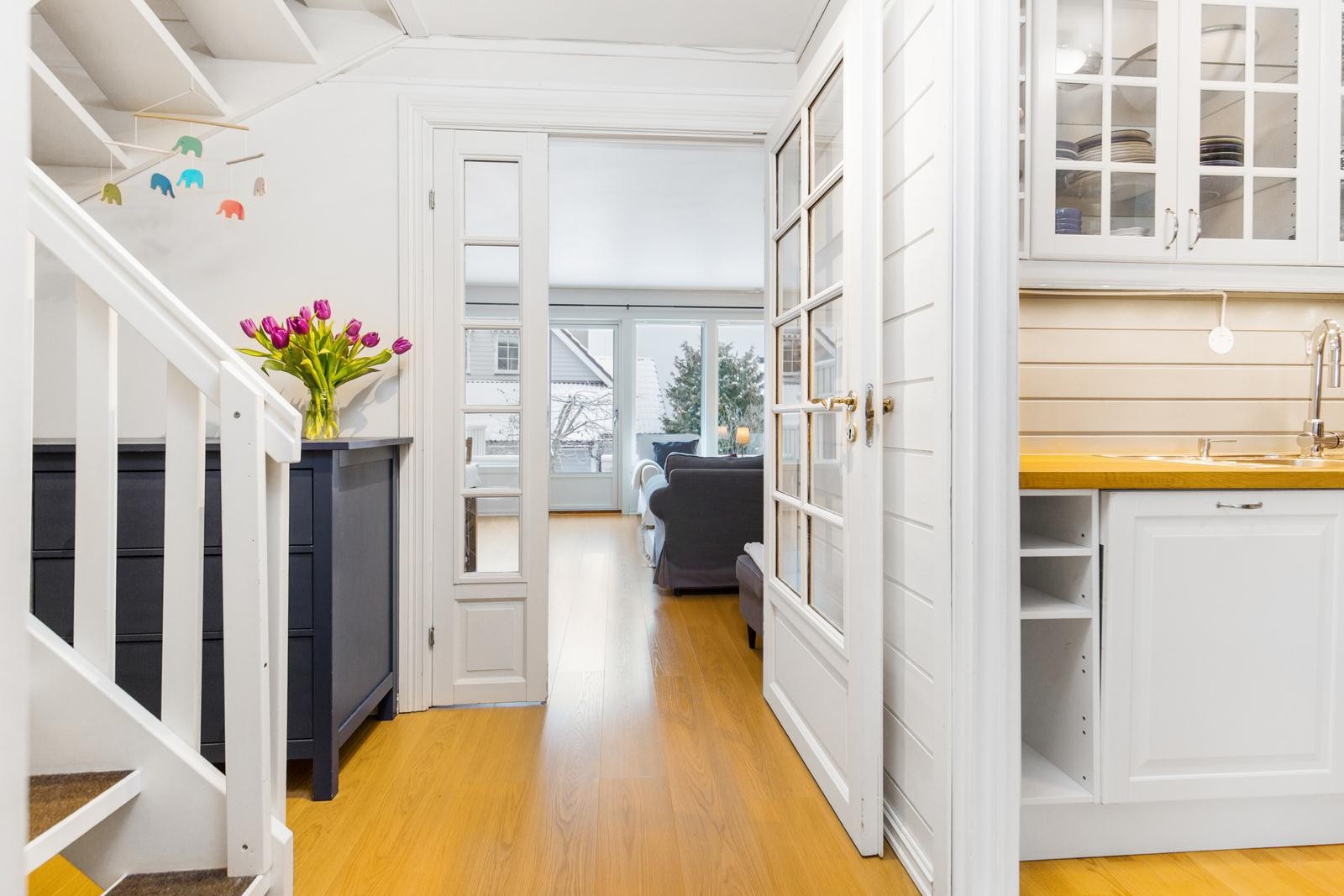 Pen og moderne hall/trapperom i 1.etg Galleribilde