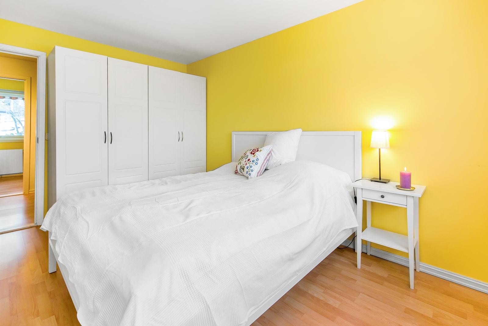 Soverom nr 1 har god utforming og rikelig med skapplass. Utsikt over fjorden fra soverommet Galleribilde