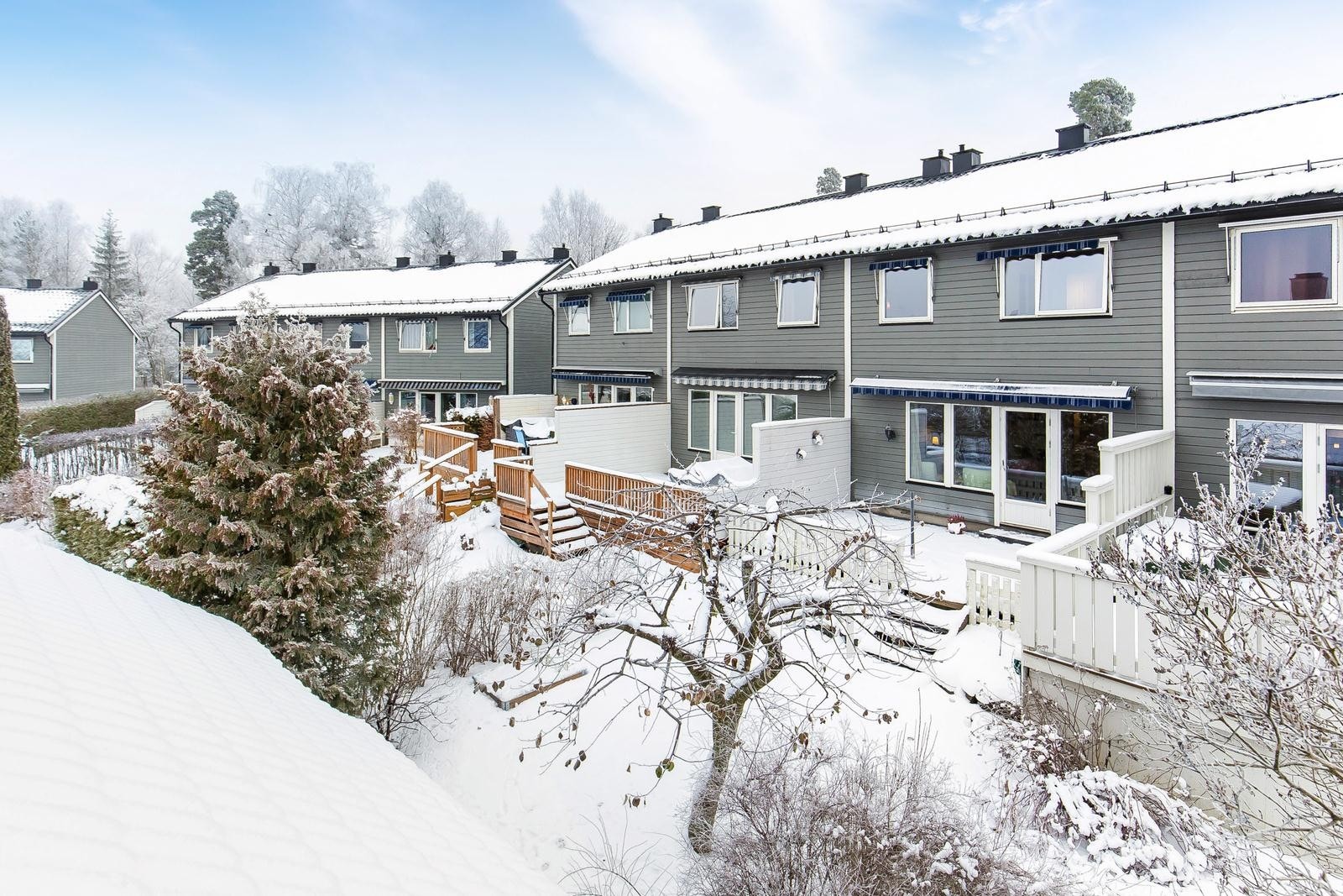 Rekkehuset ligger fint til på feltet. Stort uteareal som er perfekt for barna og med tilgang til lekeplasser i nærområdet. Galleribilde