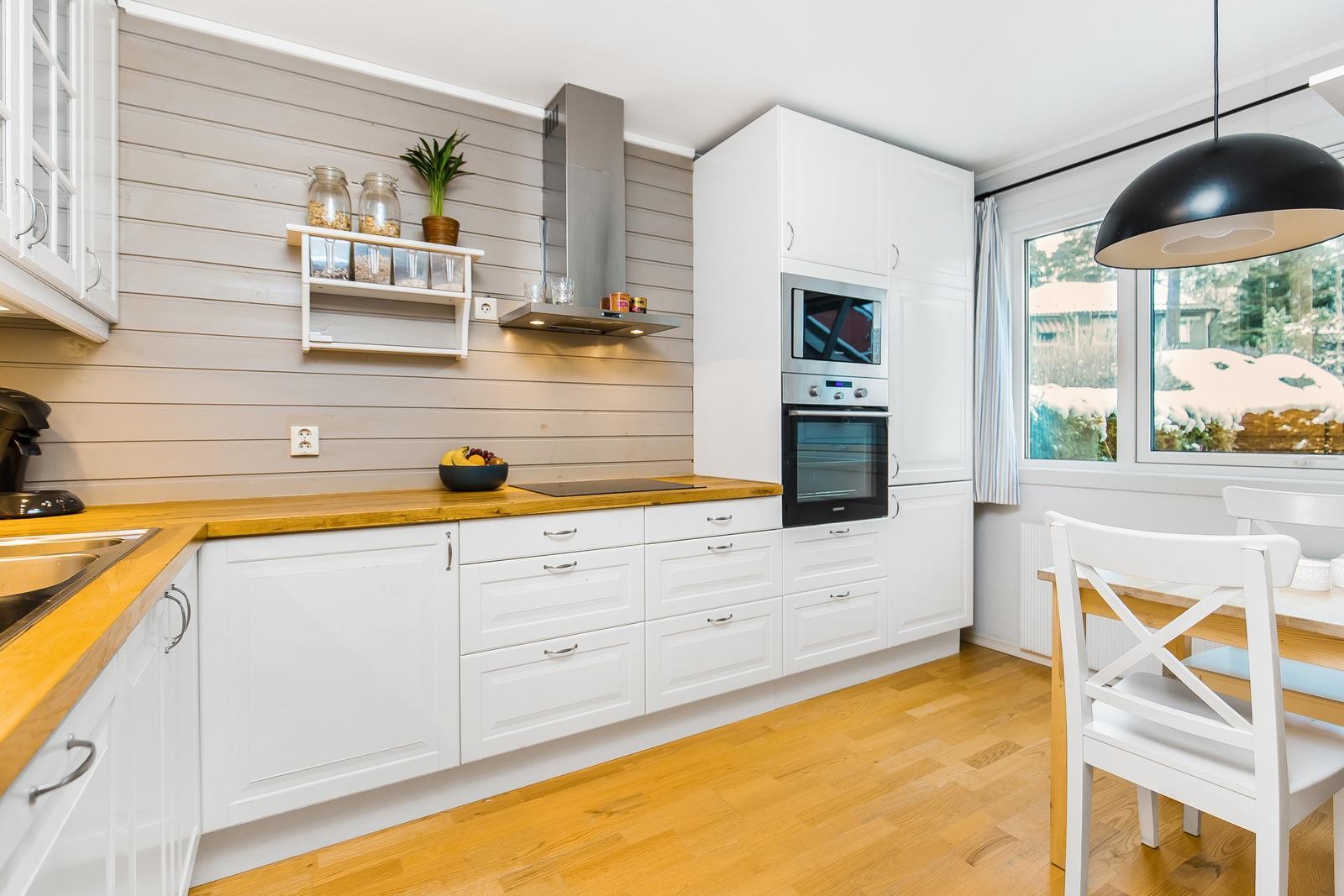 Kjøkkenet består av heltre benkeplate med nedfelt oppvaskkum. Integrert stekeovn og nedfelt induksjon koketopp. Vegghengt ventilator i rustfri utførelse. Integrert oppvaskmaskin, kjøleskap, fryser, mikrobølgeovn. Hjørneskap med karusell. Galleribilde