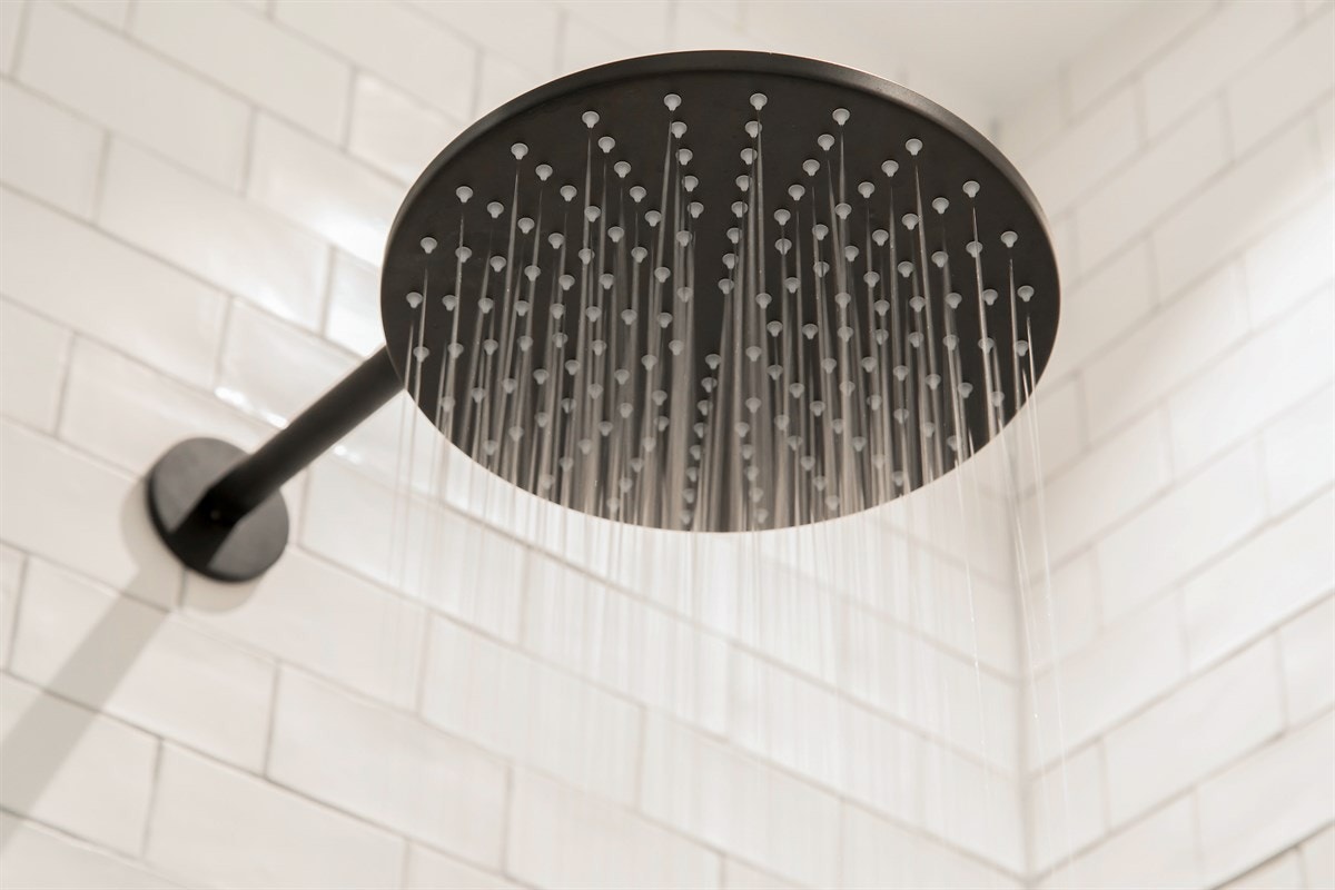 Badet er ekstra påkostet med armatur, blandebatteri og dusjhode i sort fra kvalitetsprodusenten tapwell. Galleribilde