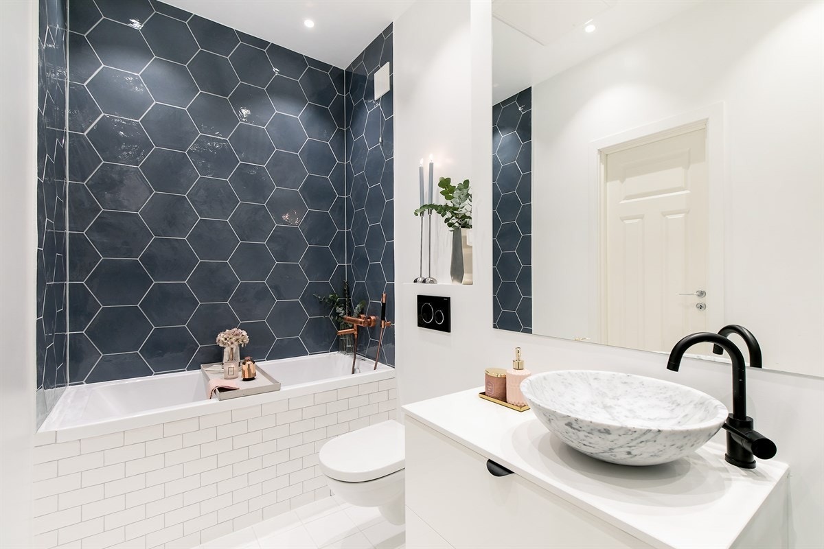 Flislagt, integrert badekar med lekre fliser. Galleribilde