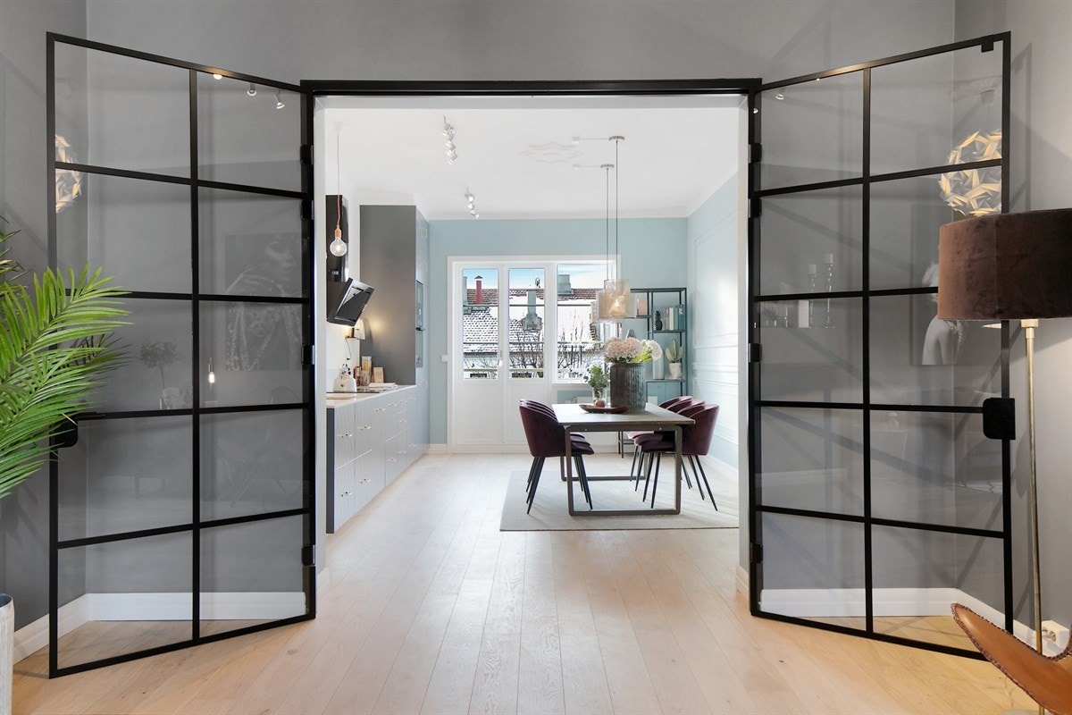 Moderne glassdører står i fin kontrast til den klassiske leiligheten. Galleribilde