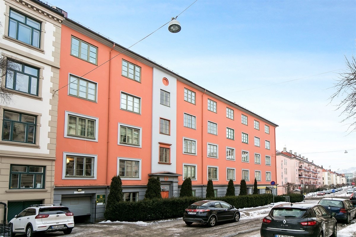 Med dagens fargesetting av fasadene og hjørneplassering har bygningen karakter av "Italienske palazzo". Galleribilde