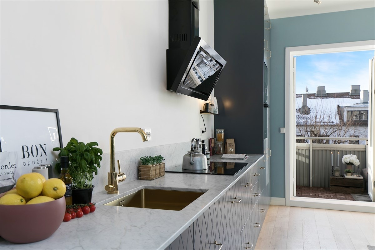 Marmor benkeplate og på vegg. Nedfelt oppvaskkum og ettgreps blandebatteri i messing. Galleribilde