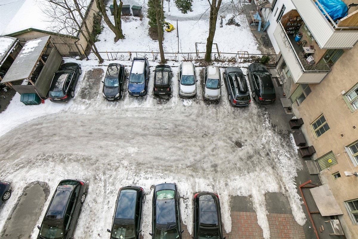 Sameiet har 16 parkeringsplasser i gården som kan benyttes etter "førstemann til mølla prinsippet". Galleribilde