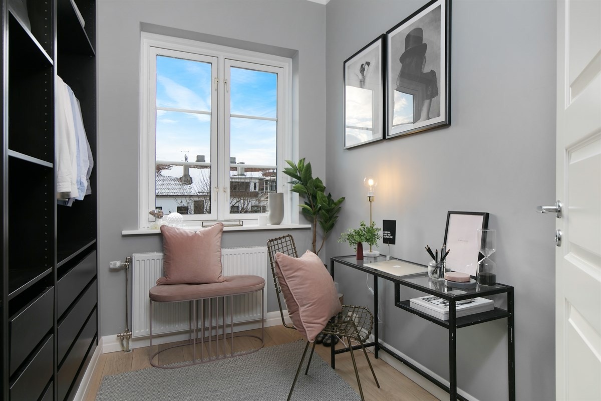 Soverom 3 kan også brukes som walk in closet med kontor. Galleribilde