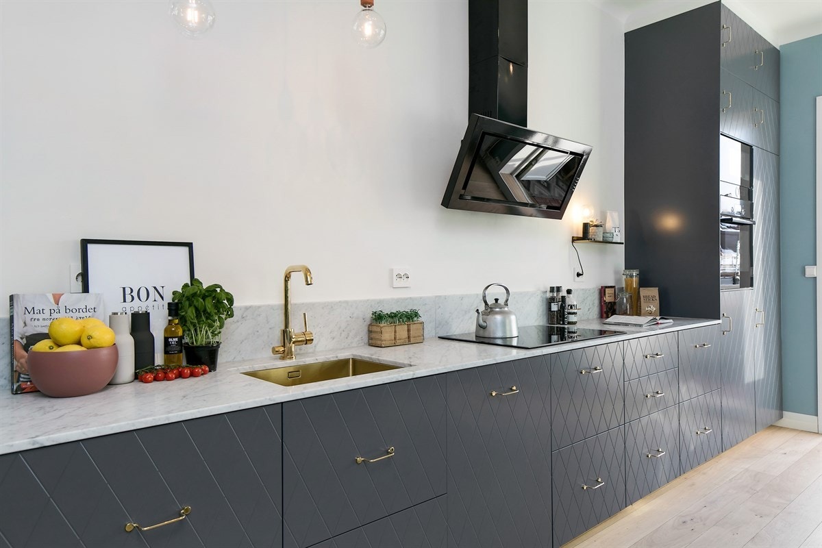 Rikelig med skuff/skap - og benkeplass Galleribilde