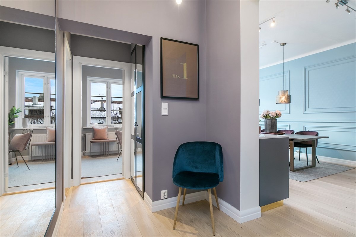 Stort, spesialtilpasset speil medfølger salget. Galleribilde