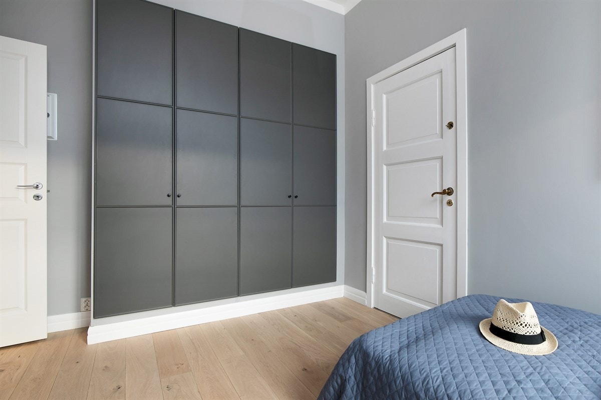 Soverom 2. Godt med skapplass i innebygget garderobeskap. Galleribilde