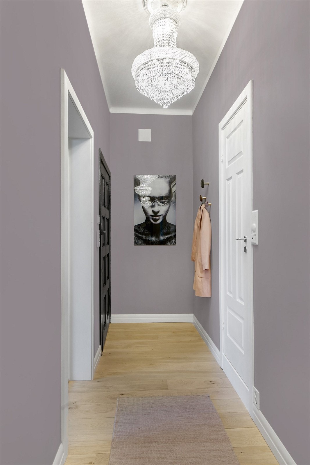 Innbydende entré med god plass til yttertøy og sko i garderobeskap med speil. Galleribilde