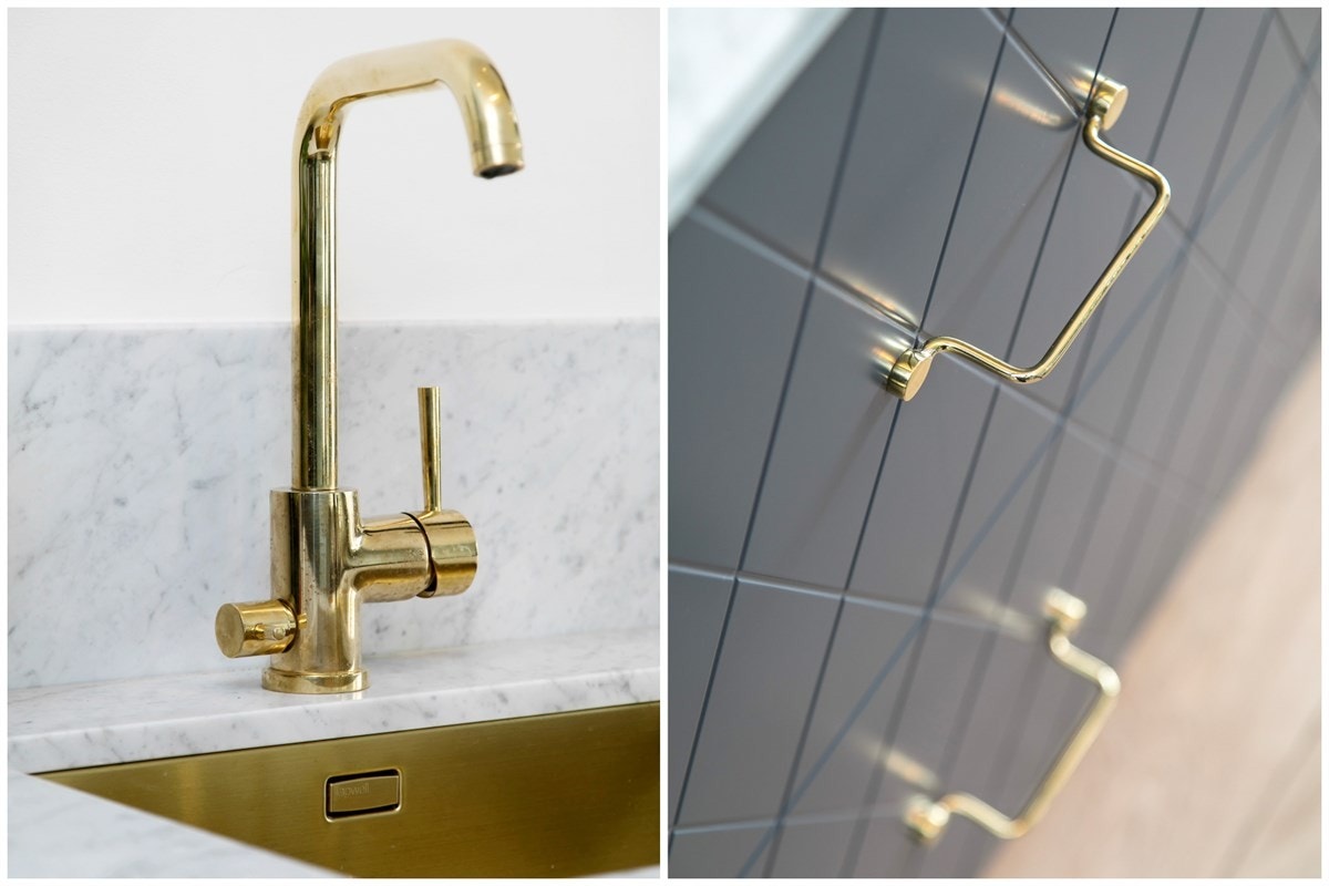 Kjøkkeninnredning med profilerte diamantformet fronter med håndtak i messing. Galleribilde