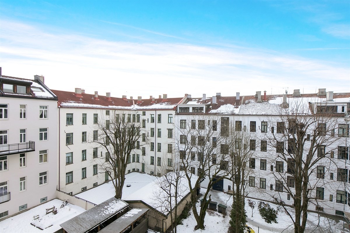 Balkongen har sol fra ca. kl. 11 til 20.30 midt på sommeren. Galleribilde