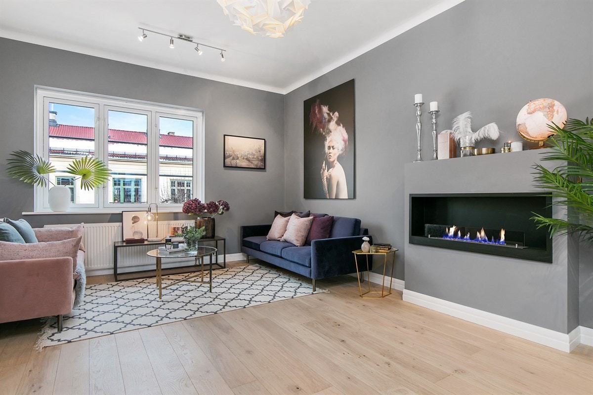 Stuen har store vindusflater som bidrar til en lys og god atmosfære. Galleribilde